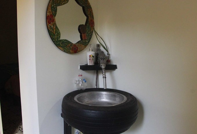 Bên trong homestay chứa đầy rác thải