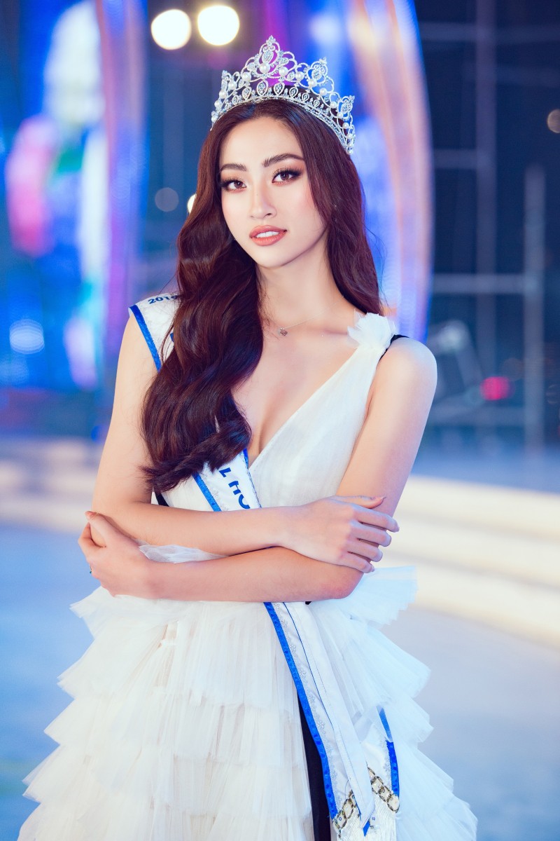 Văn hoá - Festival Hoa Đà Lạt: Lương Thùy Linh hóa “công chúa tuyết” xinh đẹp (Hình 5).