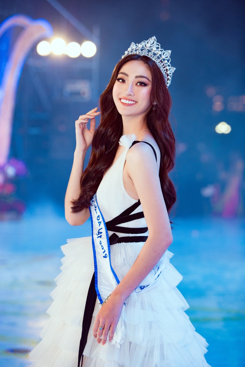 Văn hoá - Festival Hoa Đà Lạt: Lương Thùy Linh hóa “công chúa tuyết” xinh đẹp (Hình 2).