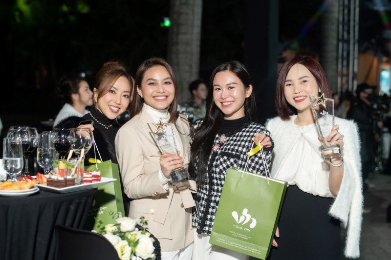Hơn 300 chuyên gia trong ngành làm đẹp quy tụ tại đêm đại tiệc tri ân của Y Dược VHN- Ảnh 2. Hơn 300 chuyên gia trong ngành làm đẹp quy tụ tại đêm đại tiệc tri ân của Y Dược VHN- Ảnh 2.