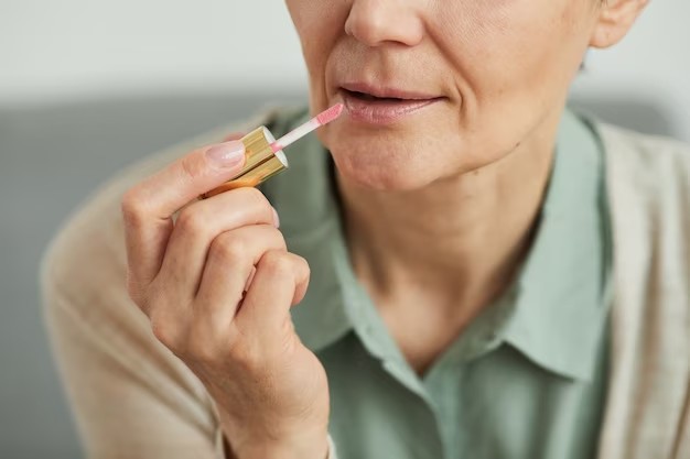 5 bước trang điểm tự nhiên, đơn giản cho phụ nữ trung niên thêm rạng rỡ- Ảnh 3. 5 bước trang điểm tự nhiên, đơn giản cho phụ nữ trung niên thêm rạng rỡ- Ảnh 3.