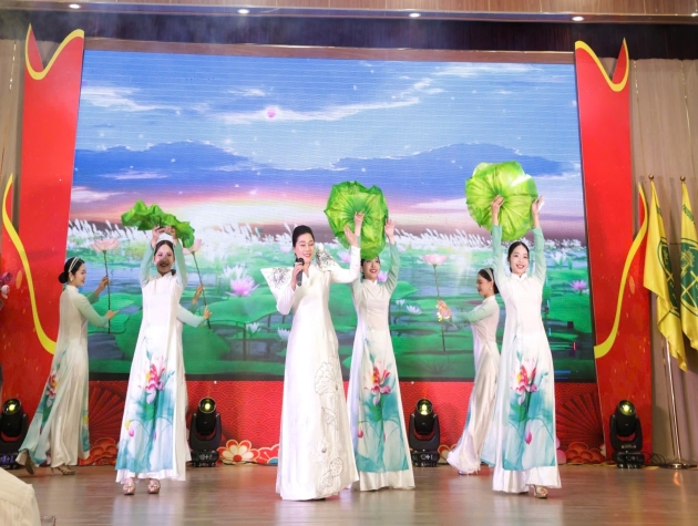 Trường Đại học Kinh doanh và Công nghệ Hà Nội long trọng kỷ niệm 135 năm ngày sinh Chủ tịch Hồ Chí Minh và đón nhận bức chân dung Bác Hồ do Khu Di tích trao tặng